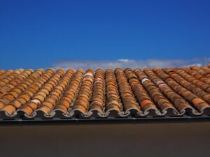 Systemy odprowadzania wody opadowej z dachu płaskiego: Skuteczne rozwiązania dla remontu.